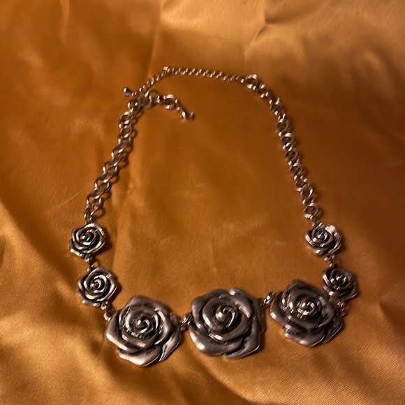 Silver colored rose necklace with extender chain and antique black wash - Picture 7 of 8